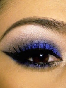 make-up-blu-per-occhi-castano-scuro
