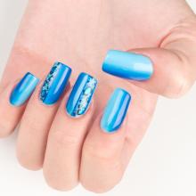 nail-art-sul-blu-che-sfuma-fino-all-039-azzurro-gioia-del-zotto-ha-disegnato-la-styline-con-effetto-maculato
